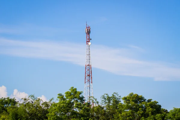 Wide shot of a telecommunications tower with dramatic clouds and — Stock Photo, Image