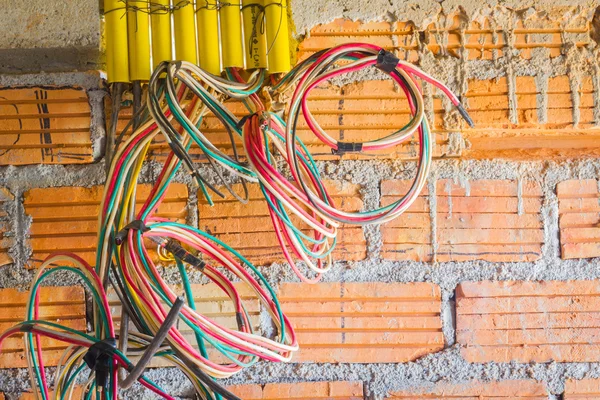Různé barevné kabely pro elektrické energie zásuvky v posky — Stock fotografie