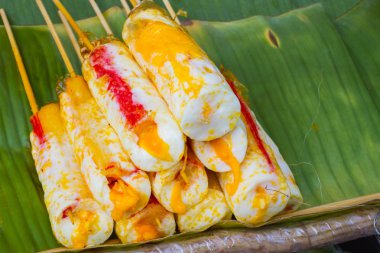 omlet copyspac ile Tay pazarda muz yaprak üzerinde sopa rulo