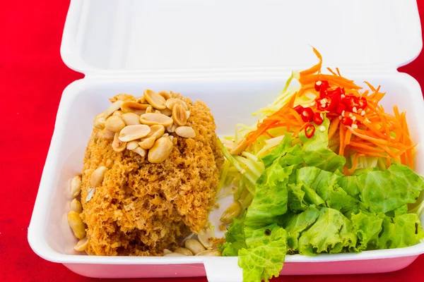 Salad lele renyah dalam kotak styrofoam oleh makanan jalanan Thailand ve — Stok Foto