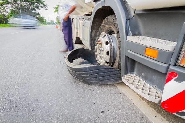 Damaged 18 wheeler semi truck burst tires by highway street, wit — Stock Photo, Image
