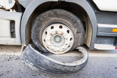 18 wheeler yarı kamyon patlama lastikleri otoyol sokak zarar