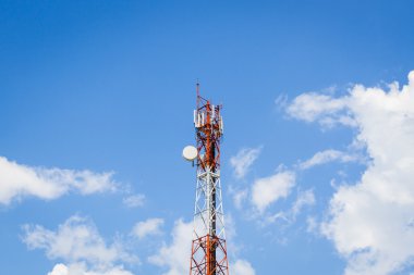 Telekomünikasyon kule ile bulutlu resmi ortasında