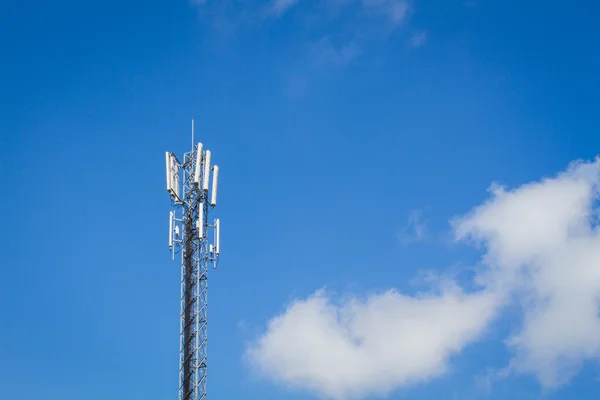 Telecommunication tower and cloudy  sky with copyspace on the ri — Stock Photo, Image