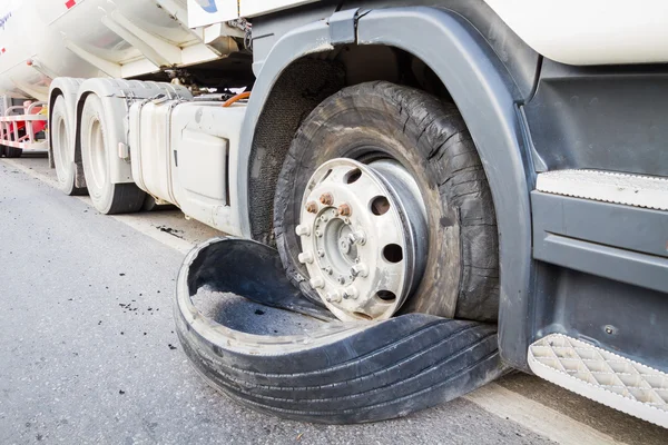 Closeup damaged 18 wheeler semi truck burst tires by highway str — Stock Photo, Image