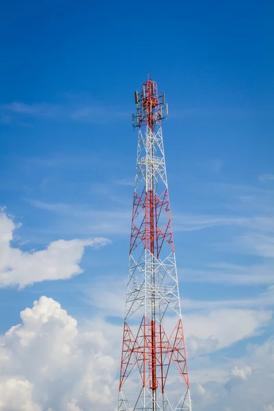 Telecommunication tower in the middle of the picture with cloudy — Stock Photo, Image