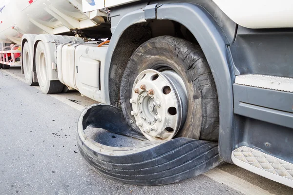 Closeup poničen dálnici 18 wheeler semi truck roztržení pneumatiky str — Stock fotografie