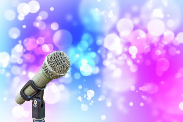 Microphone avec doux rouge vert bleu rose fond abstrait esprit — Photo