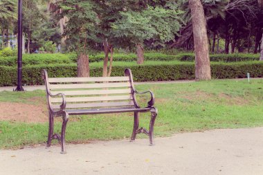 metal Bahçe sandalye yeşil çim ile beton zeminde. V