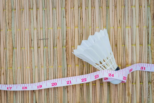 Navette blanche sur tapis traditionnel avec ruban à mesurer, alimentation a — Photo