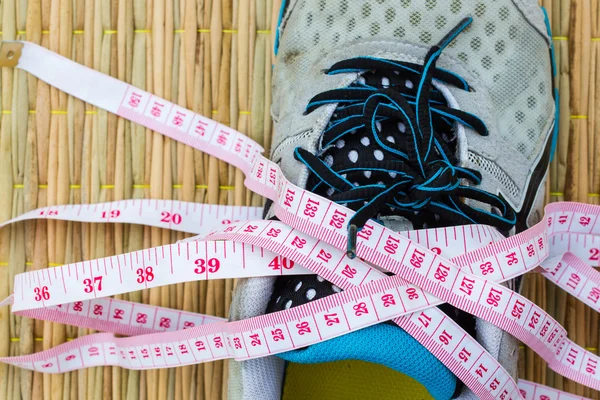 Крупный план кроссовки с измерительной лентой, Здоровье и фитнес-Con — стоковое фото