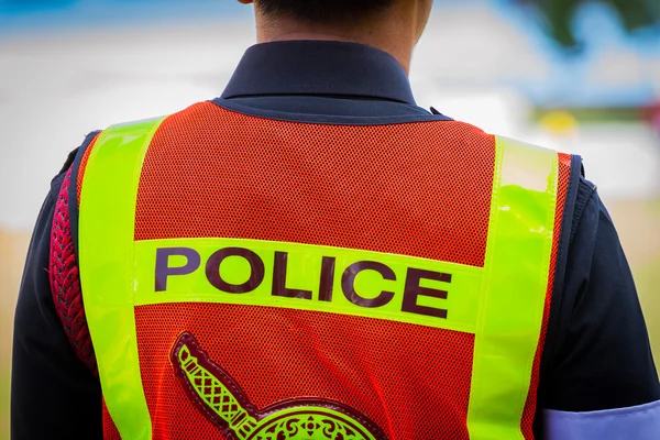 arkasında bir Tay polis memuru ceketle kelime polis ferman