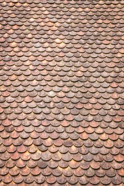 Doku adam eski grunge kırmızı ve turuncu yıpranmış çatı kiremitleri