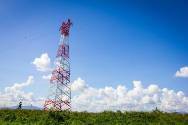 Telekomünikasyon Kulesi ve açık mavi gökyüzü ile boşaltmak 