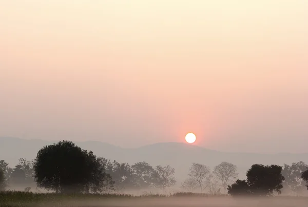 Sunset behind the mountains in the countryside landscape, Thaila — Stock Photo, Image