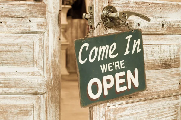 Gel biz konum açın ahşap kapı açık. Vintage retro filtre