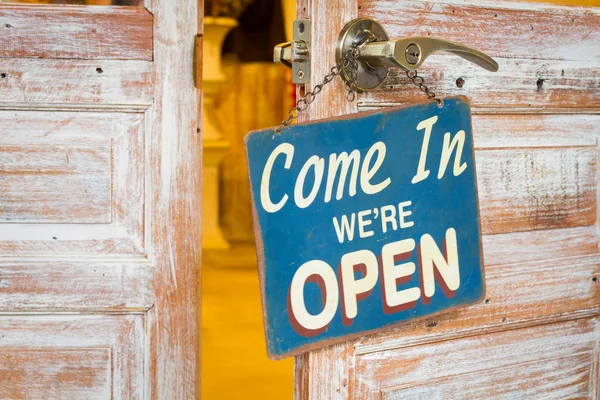 Komen We zijn Open op In de houten deur open. — Stockfoto