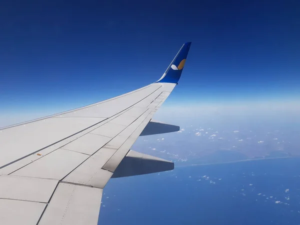 Aircraft Wing outside plane window on blue sky background, closeup — Fotografia de Stock