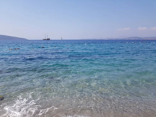 Azure and clear sea on the Bodrum beach, Mugla, Turkey — Stock fotografie