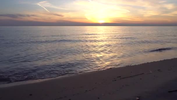 Κυμάτων που πλένουν στην ακτή της παραλίας στο ηλιοβασίλεμα — Αρχείο Βίντεο