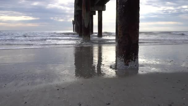 Olas bajo Muelle en el Océano Atlántico — Vídeo de stock