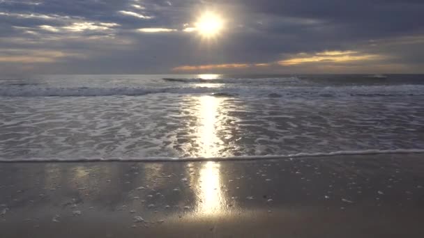 Ondas, nuvens e pôr do sol sobre o lago — Vídeo de Stock