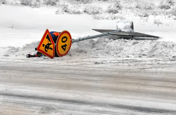 The road signs and support lying on a highway roadside — Stock Photo, Image