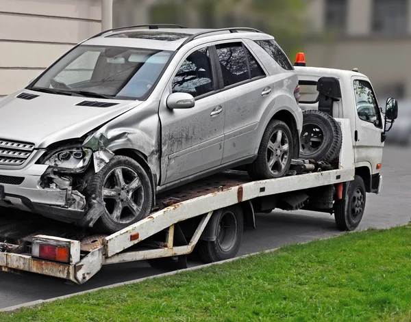 Fragment of tow truck which is taking away  faulty car — Stock Photo, Image