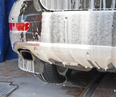 Araba parça yıkama sırasında