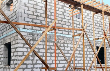 İskele ile bitmemiş bina parçası