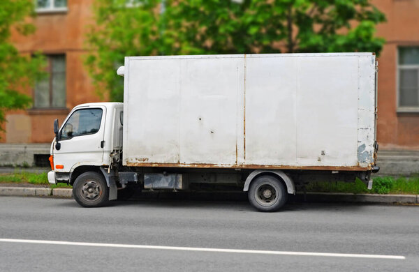 Большой белый старый пыльный фургон на улице Blur City
