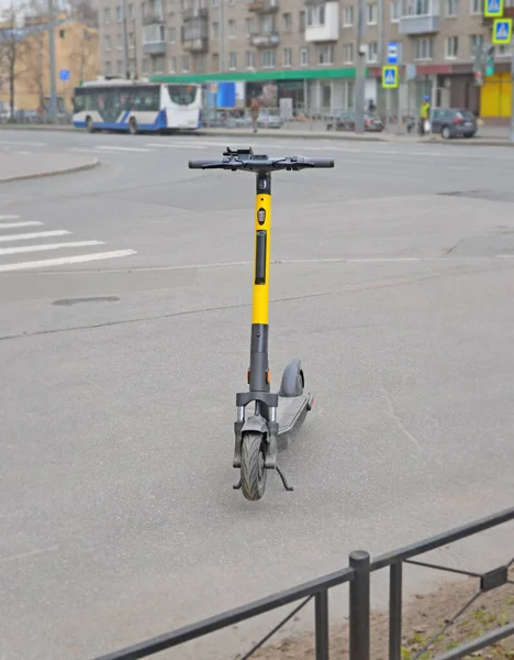 歩道の電動キックスクーターは レンタルのための交差点近くの街をぼかす — ストック写真