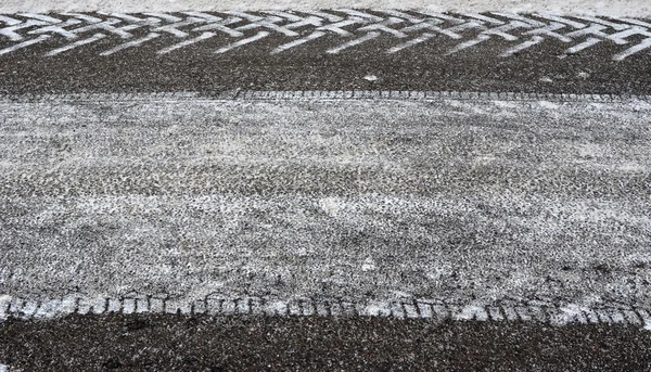 Fondo abstracto. Huellas de nieve en la carretera 1 . — Foto de Stock