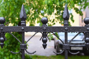 Yaz yağmuru sırasında eskrim demir parçası