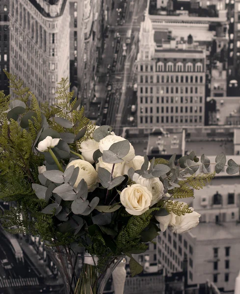 kentsel peyzaj bir arka plan üzerinde çiçekler