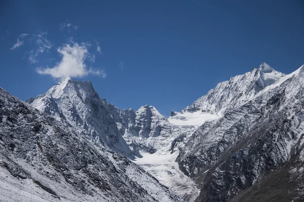 И горы в Гималаях — стоковое фото