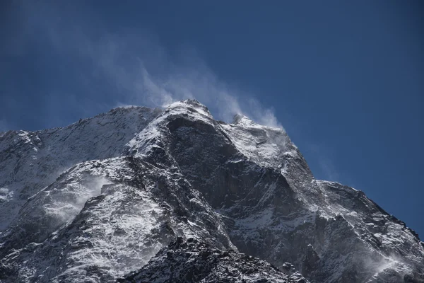 И горы в Гималаях — стоковое фото