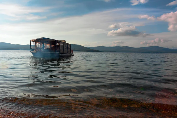 Turist tekne su üzerinde yüzen