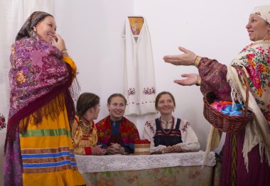 genç kızlar ve kadınlar Rus ulusal kostümleri