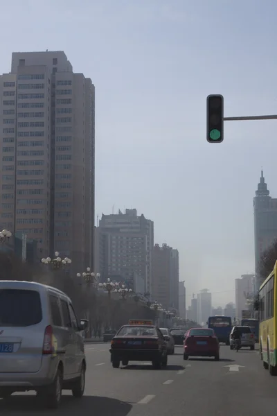 Autoverkeer in de stad van Urumqi — Stockfoto