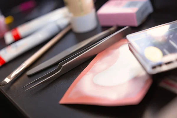 Koyu masada çeşitli güzellik salonları araçları