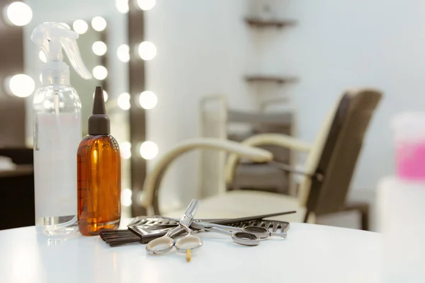 Beyaz makyaj odası, sandalye ve iş aletleri.