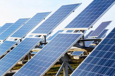 Güneş panelleri alanı