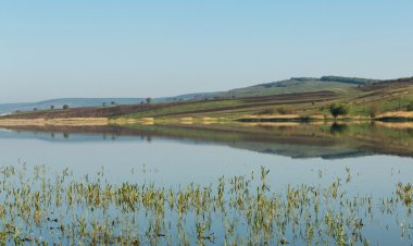 Göl ve tepeler manzara
