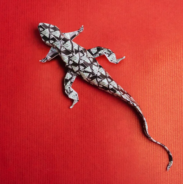 Lagarto de origami sobre rojo —  Fotos de Stock