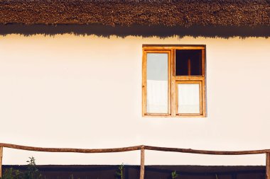 Çiftlik evi cephe pencere