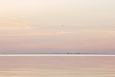 Sakin göl günbatımı