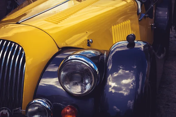 Vintage jaune et bleu automobile rétro — Photo