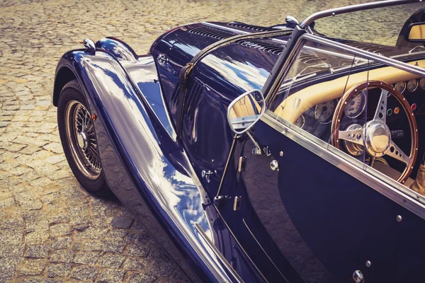 Винтажный ретро-автомобиль синего цвета — стоковое фото