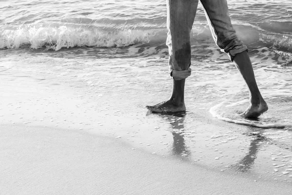 Man walking on a beach — Stock Photo, Image